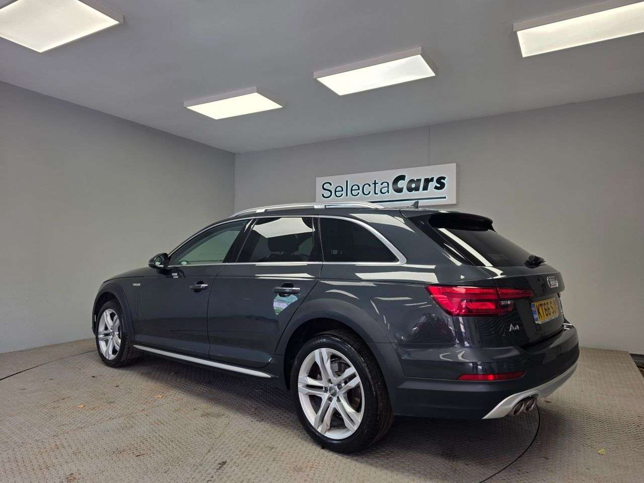 A 2017 AUDI A4 ALLROAD 2.0 TDI Sport Estate 5dr Diesel S Tronic quattro Euro 6 (s/s) (190 ps) A 2017 AUDI A4 ALLROAD 2.0 TDI Sport Estate 5dr Diesel S Tronic quattro Euro 6 (s/s) (190 ps)