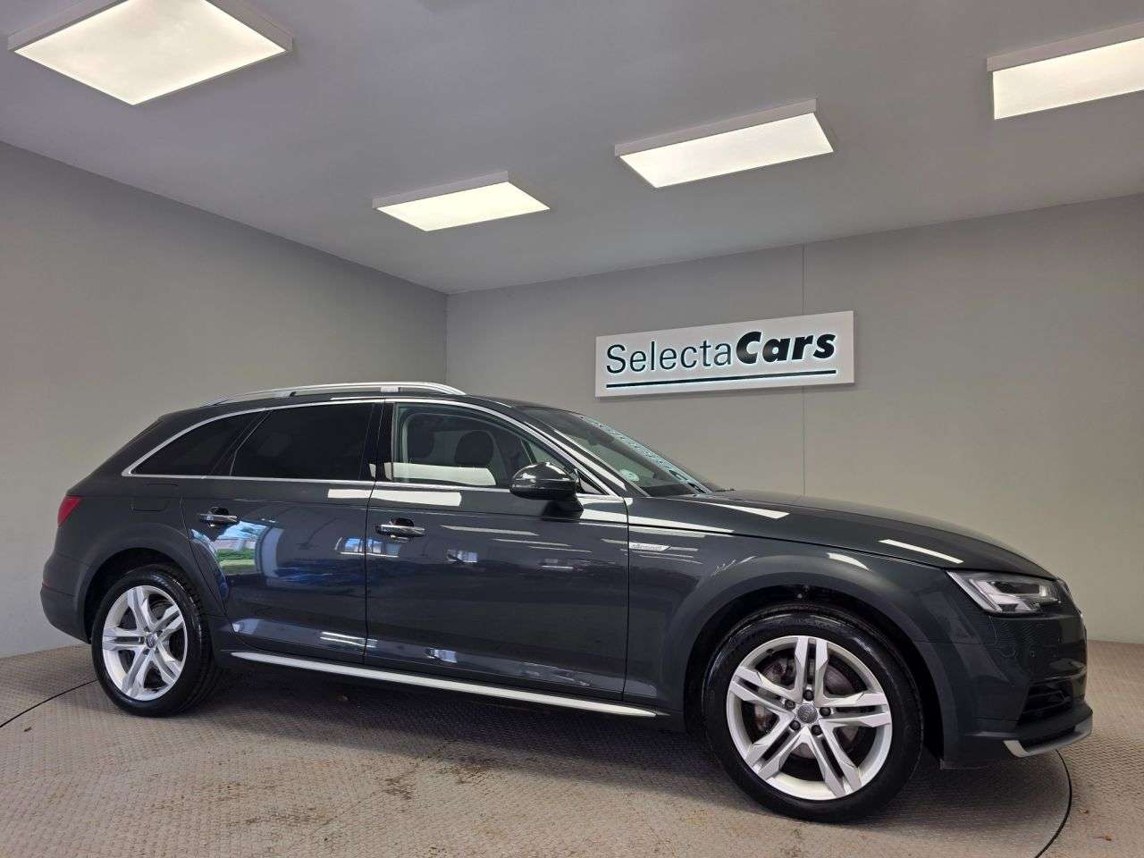 A 2017 AUDI A4 ALLROAD 2.0 TDI Sport Estate 5dr Diesel S Tronic quattro Euro 6 (s/s) (190 ps) A 2017 AUDI A4 ALLROAD 2.0 TDI Sport Estate 5dr Diesel S Tronic quattro Euro 6 (s/s) (190 ps)