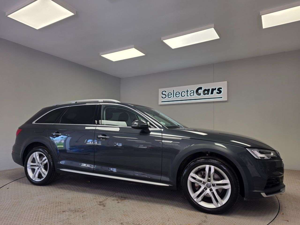 A 2017 AUDI A4 ALLROAD 2.0 TDI Sport Estate 5dr Diesel S Tronic quattro Euro 6 (s/s) (190 ps) A 2017 AUDI A4 ALLROAD 2.0 TDI Sport Estate 5dr Diesel S Tronic quattro Euro 6 (s/s) (190 ps)