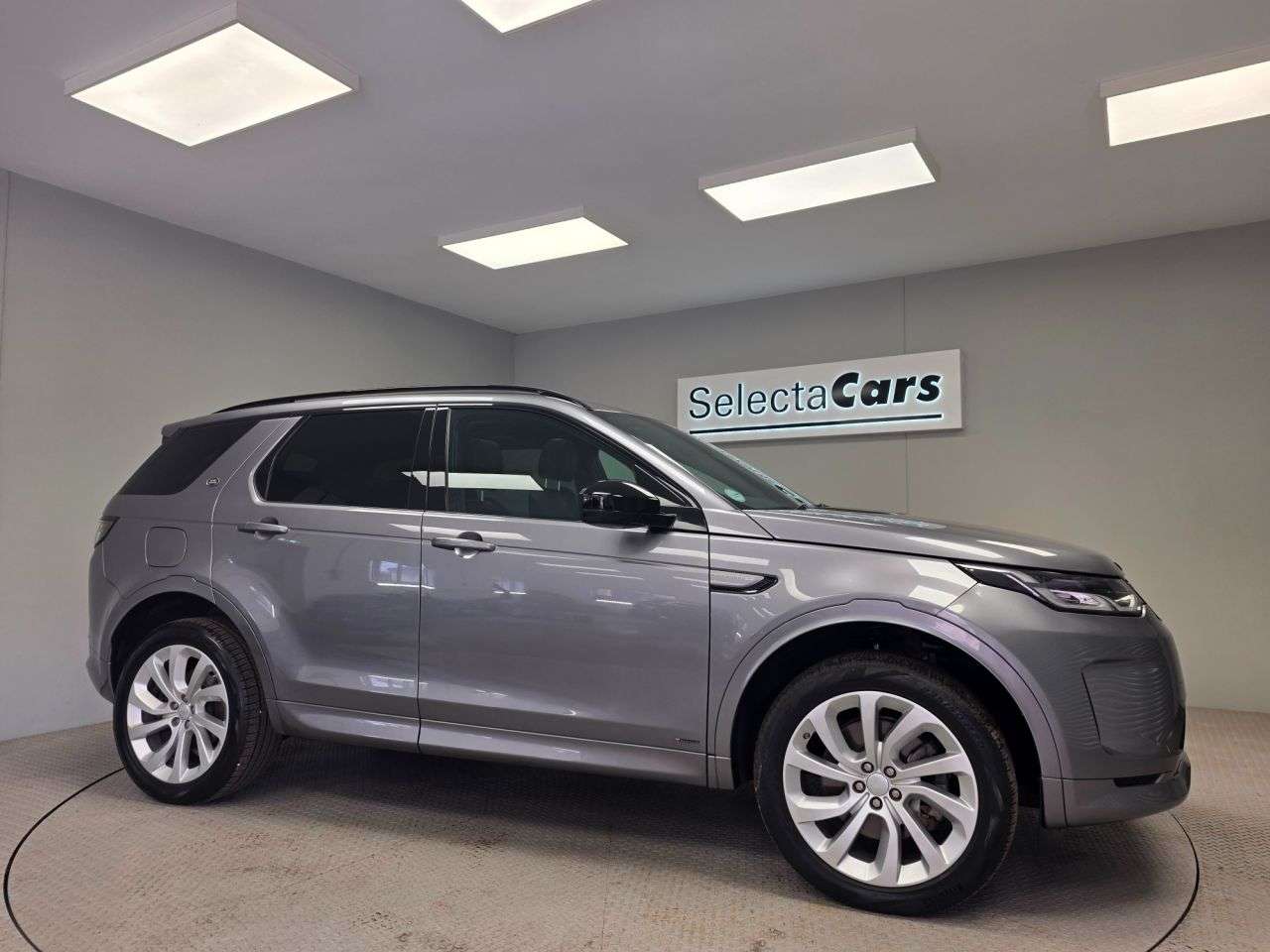A 2019 LAND ROVER DISCOVERY SPORT 2.0 D150 MHEV R-Dynamic SE SUV 5dr Diesel Auto 4WD Euro 6 (s/s) (150 ps) A 2019 LAND ROVER DISCOVERY SPORT 2.0 D150 MHEV R-Dynamic SE SUV 5dr Diesel Auto 4WD Euro 6 (s/s) (150 ps)