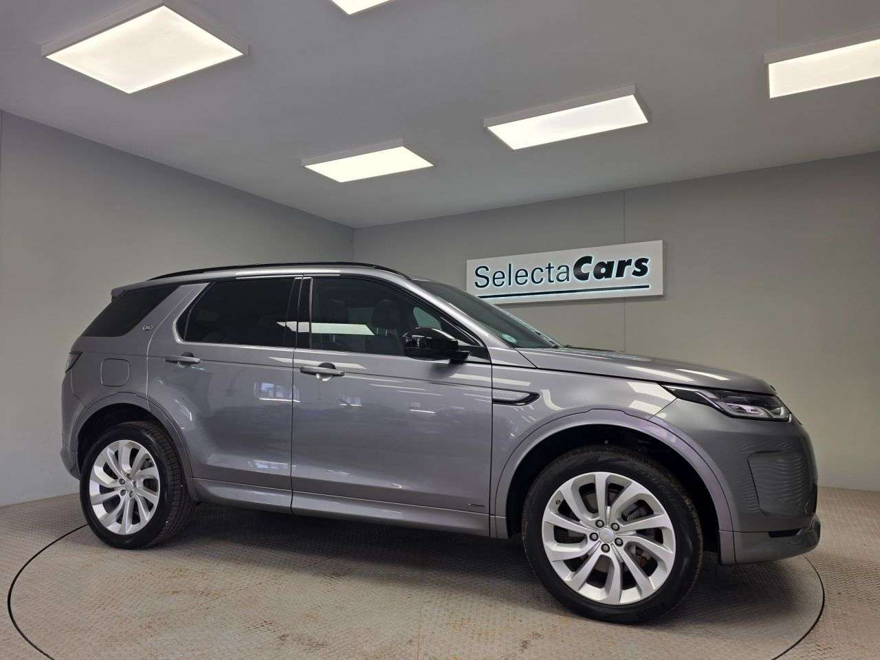 A 2019 LAND ROVER DISCOVERY SPORT 2.0 D150 MHEV R-Dynamic SE SUV 5dr Diesel Auto 4WD Euro 6 (s/s) (150 ps) A 2019 LAND ROVER DISCOVERY SPORT 2.0 D150 MHEV R-Dynamic SE SUV 5dr Diesel Auto 4WD Euro 6 (s/s) (150 ps)