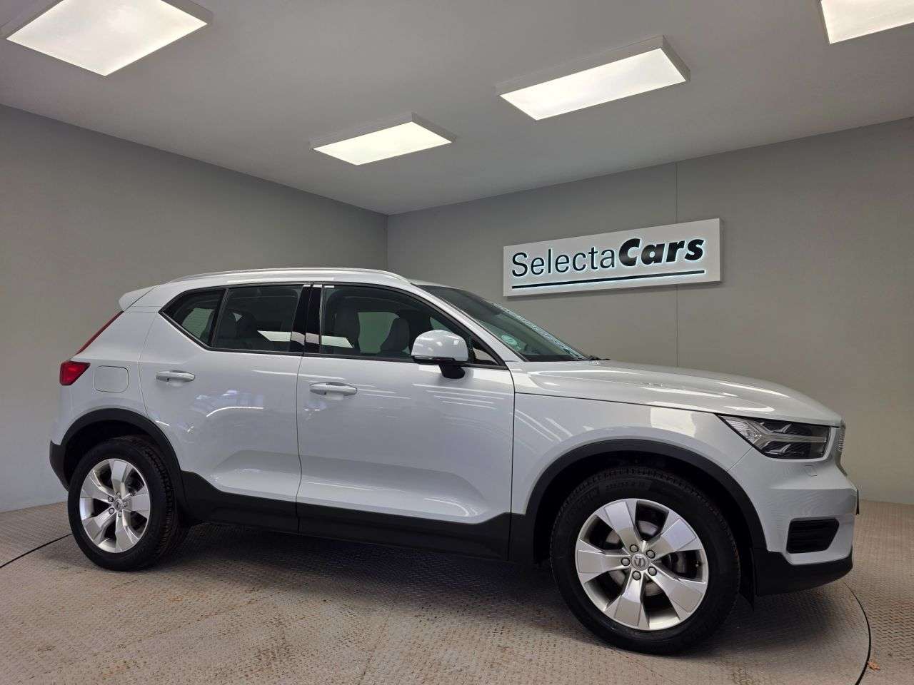 A 2019 VOLVO XC40 1.5 T3 Momentum SUV 5dr Petrol Auto Euro 6 (s/s) (163 ps) A 2019 VOLVO XC40 1.5 T3 Momentum SUV 5dr Petrol Auto Euro 6 (s/s) (163 ps)