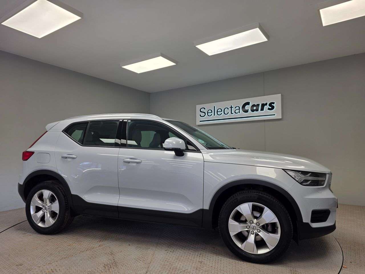 A 2019 VOLVO XC40 1.5 T3 Momentum SUV 5dr Petrol Auto Euro 6 (s/s) (163 ps) A 2019 VOLVO XC40 1.5 T3 Momentum SUV 5dr Petrol Auto Euro 6 (s/s) (163 ps)