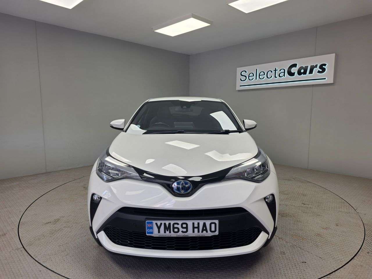 A 2020 TOYOTA C-HR 1.8 VVT-h Design SUV 5dr Petrol Hybrid CVT Euro 6 (s/s) (122 ps) A 2020 TOYOTA C-HR 1.8 VVT-h Design SUV 5dr Petrol Hybrid CVT Euro 6 (s/s) (122 ps)