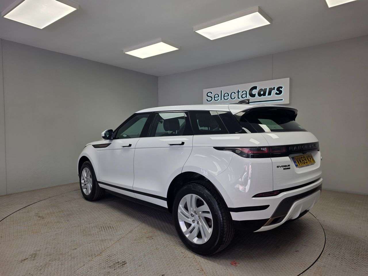A 2019 LAND ROVER RANGE ROVER EVOQUE R-DYNAMIC S A 2019 LAND ROVER RANGE ROVER EVOQUE R-DYNAMIC S