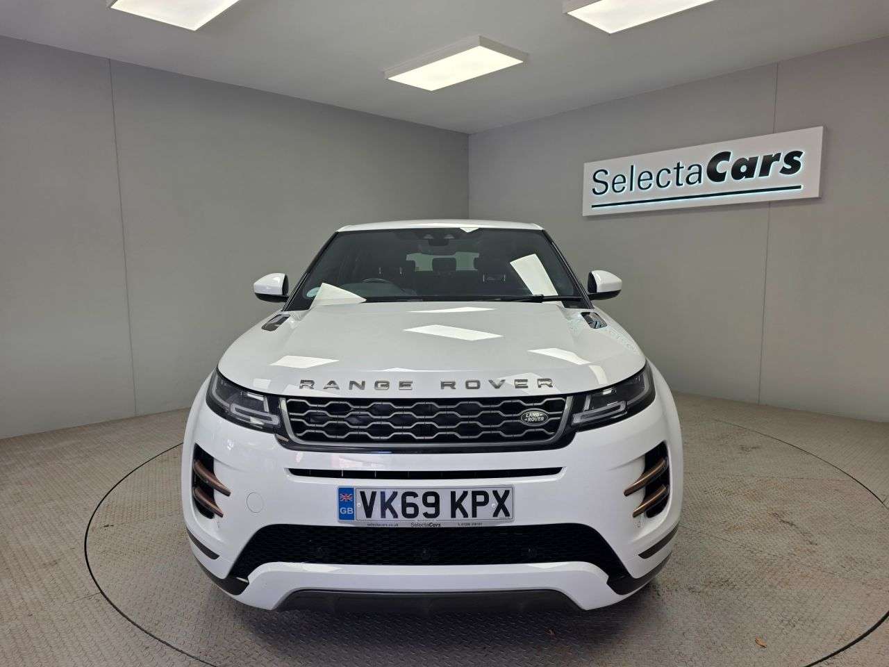 A 2019 LAND ROVER RANGE ROVER EVOQUE R-DYNAMIC S A 2019 LAND ROVER RANGE ROVER EVOQUE R-DYNAMIC S