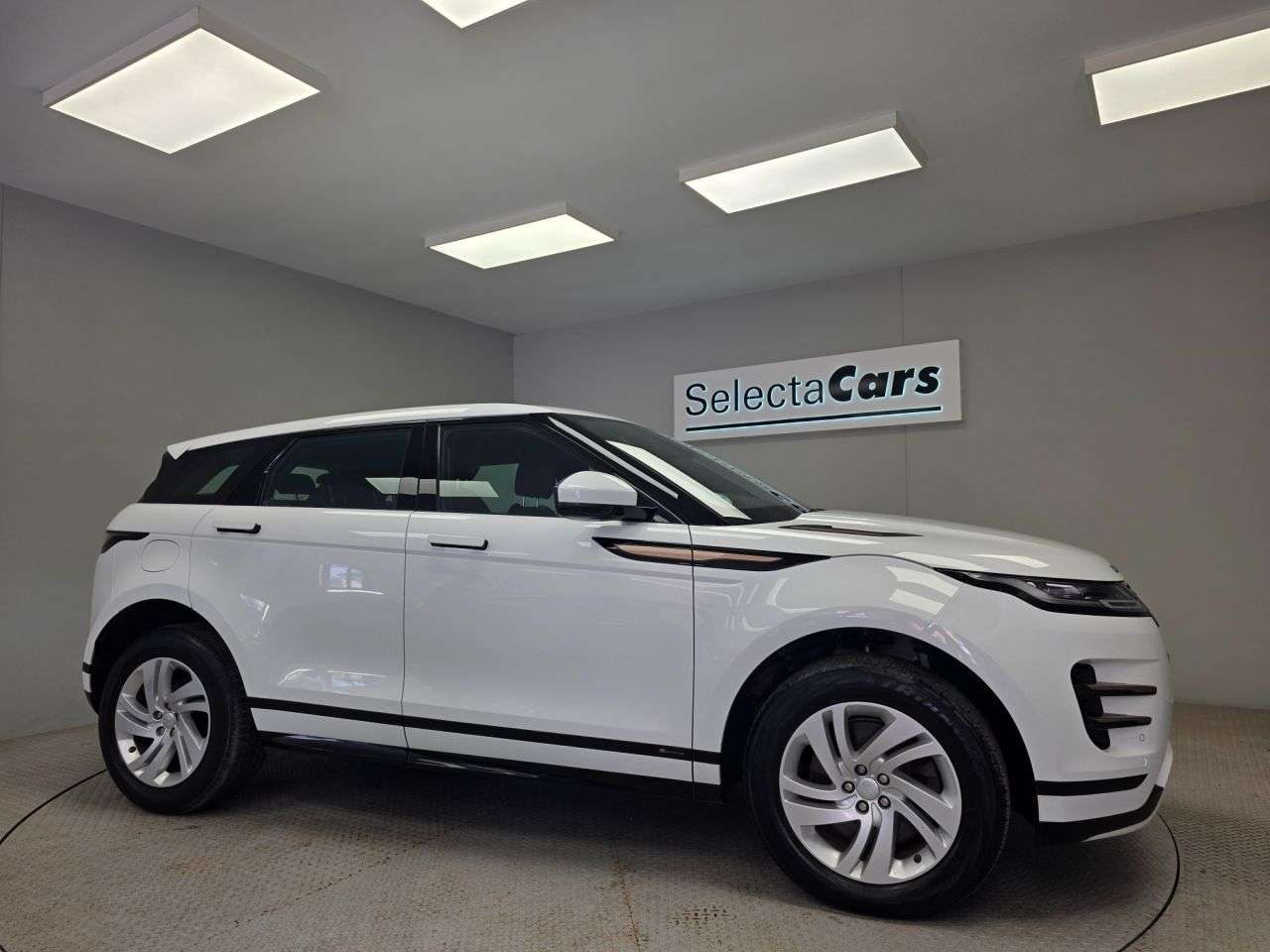 A 2019 LAND ROVER RANGE ROVER EVOQUE R-DYNAMIC S A 2019 LAND ROVER RANGE ROVER EVOQUE R-DYNAMIC S
