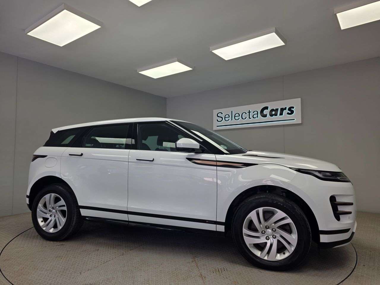 A 2019 LAND ROVER RANGE ROVER EVOQUE R-DYNAMIC S A 2019 LAND ROVER RANGE ROVER EVOQUE R-DYNAMIC S
