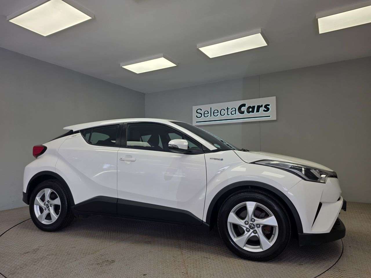 A 2018 TOYOTA C-HR 1.8 VVT-h Icon SUV 5dr Petrol Hybrid CVT Euro 6 (s/s) (122 ps) A 2018 TOYOTA C-HR 1.8 VVT-h Icon SUV 5dr Petrol Hybrid CVT Euro 6 (s/s) (122 ps)