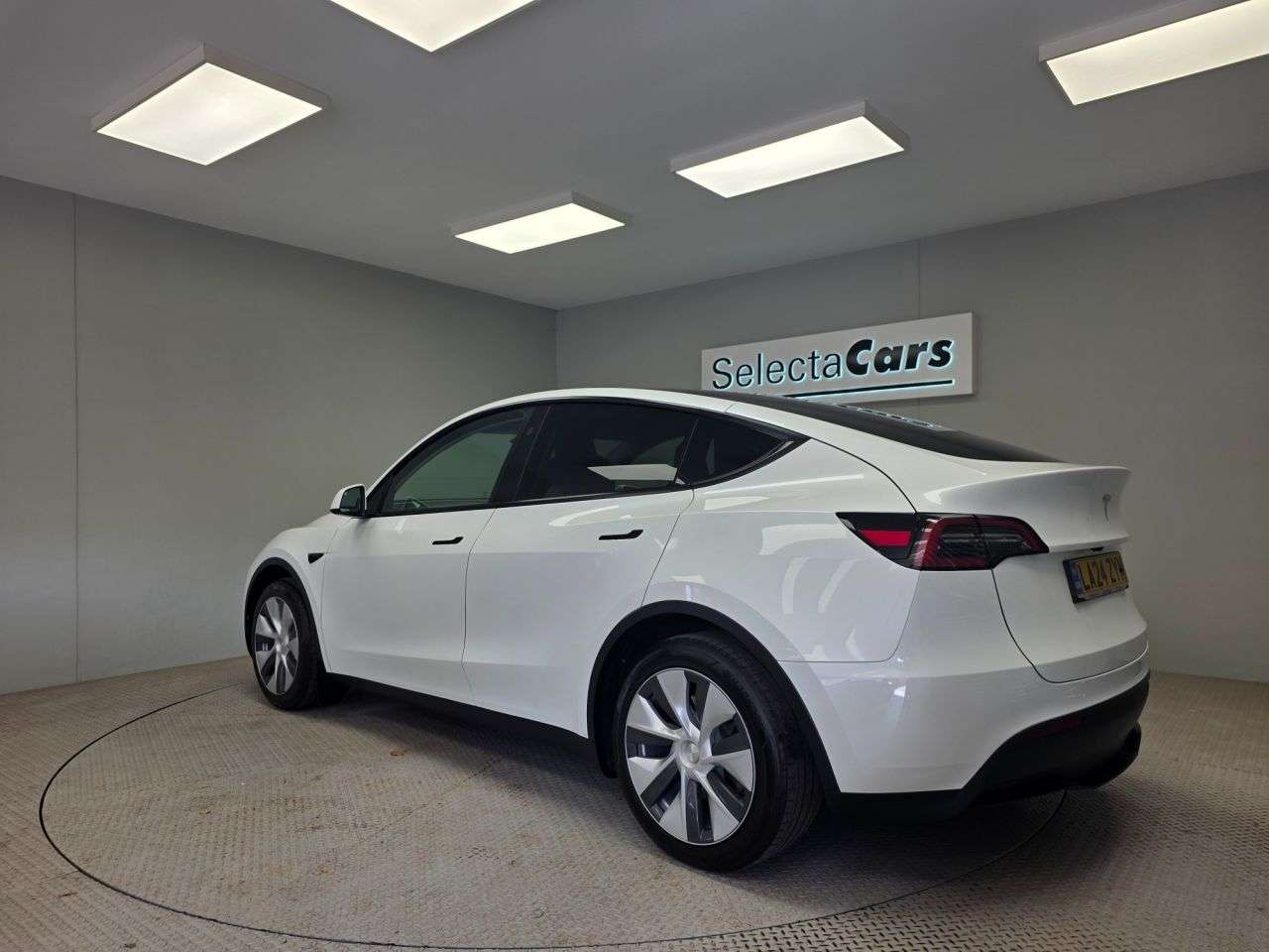 A 2024 TESLA MODEL Y SUV 5dr Electric Auto RWD (346 ps) A 2024 TESLA MODEL Y SUV 5dr Electric Auto RWD (346 ps)