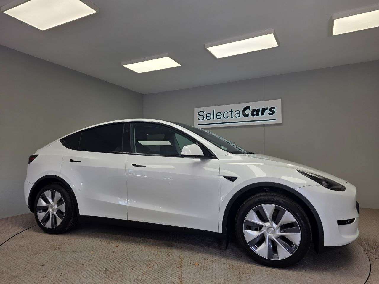 A 2024 TESLA MODEL Y SUV 5dr Electric Auto RWD (346 ps) A 2024 TESLA MODEL Y SUV 5dr Electric Auto RWD (346 ps)
