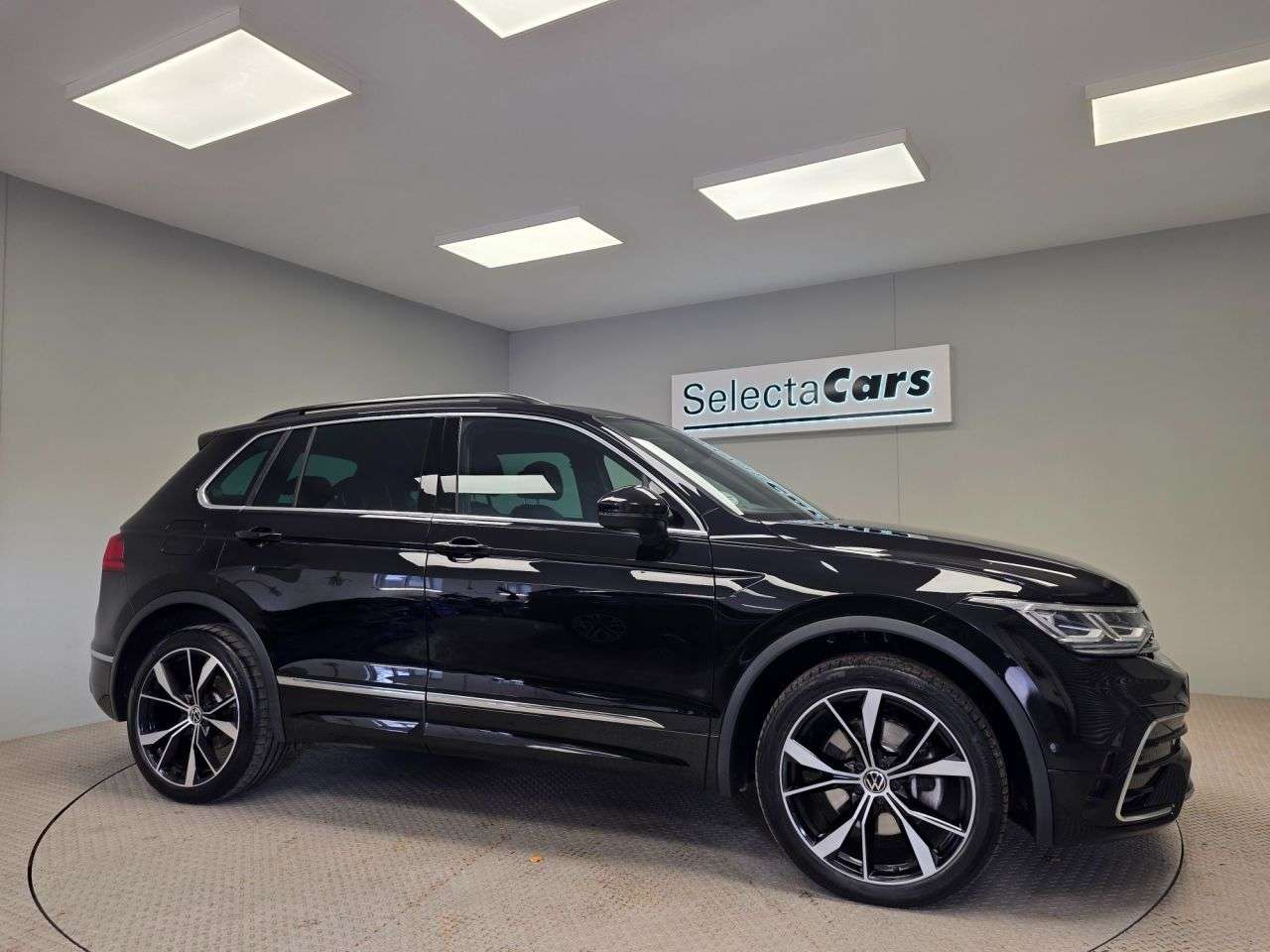 A 2023 VOLKSWAGEN TIGUAN 1.4 TSI 13kWh R-Line SUV 5dr Petrol Plug-in Hybrid DSG Euro 6 (s/s) (245 ps A 2023 VOLKSWAGEN TIGUAN 1.4 TSI 13kWh R-Line SUV 5dr Petrol Plug-in Hybrid DSG Euro 6 (s/s) (245 ps