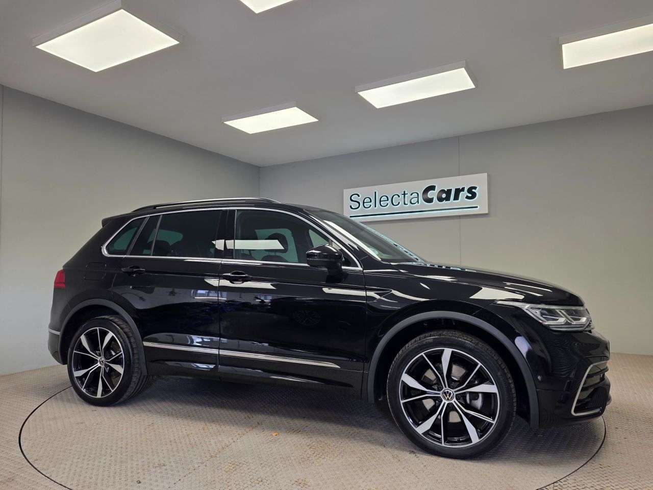 A 2023 VOLKSWAGEN TIGUAN 1.4 TSI 13kWh R-Line SUV 5dr Petrol Plug-in Hybrid DSG Euro 6 (s/s) (245 ps A 2023 VOLKSWAGEN TIGUAN 1.4 TSI 13kWh R-Line SUV 5dr Petrol Plug-in Hybrid DSG Euro 6 (s/s) (245 ps