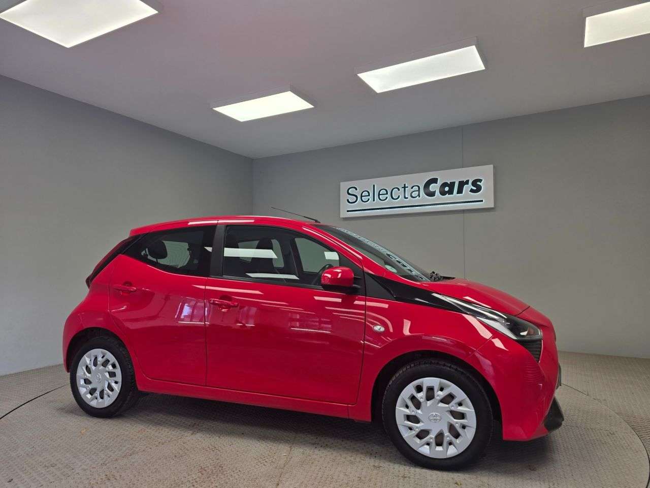 A 2021 TOYOTA AYGO 1.0 VVT-i x-play Hatchback 5dr Petrol Manual Euro 6 (Safety Sense) (71 ps) A 2021 TOYOTA AYGO 1.0 VVT-i x-play Hatchback 5dr Petrol Manual Euro 6 (Safety Sense) (71 ps)