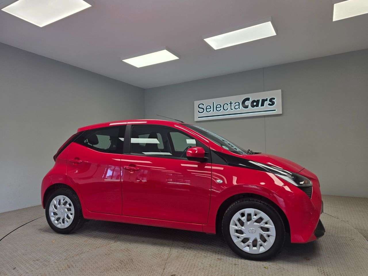 A 2021 TOYOTA AYGO 1.0 VVT-i x-play Hatchback 5dr Petrol Manual Euro 6 (Safety Sense) (71 ps) A 2021 TOYOTA AYGO 1.0 VVT-i x-play Hatchback 5dr Petrol Manual Euro 6 (Safety Sense) (71 ps)