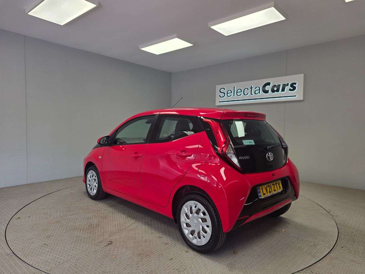 A 2021 TOYOTA AYGO 1.0 VVT-i x-play Hatchback 5dr Petrol x-shift Euro 6 (Safety Sense) (71 ps) A 2021 TOYOTA AYGO 1.0 VVT-i x-play Hatchback 5dr Petrol x-shift Euro 6 (Safety Sense) (71 ps)