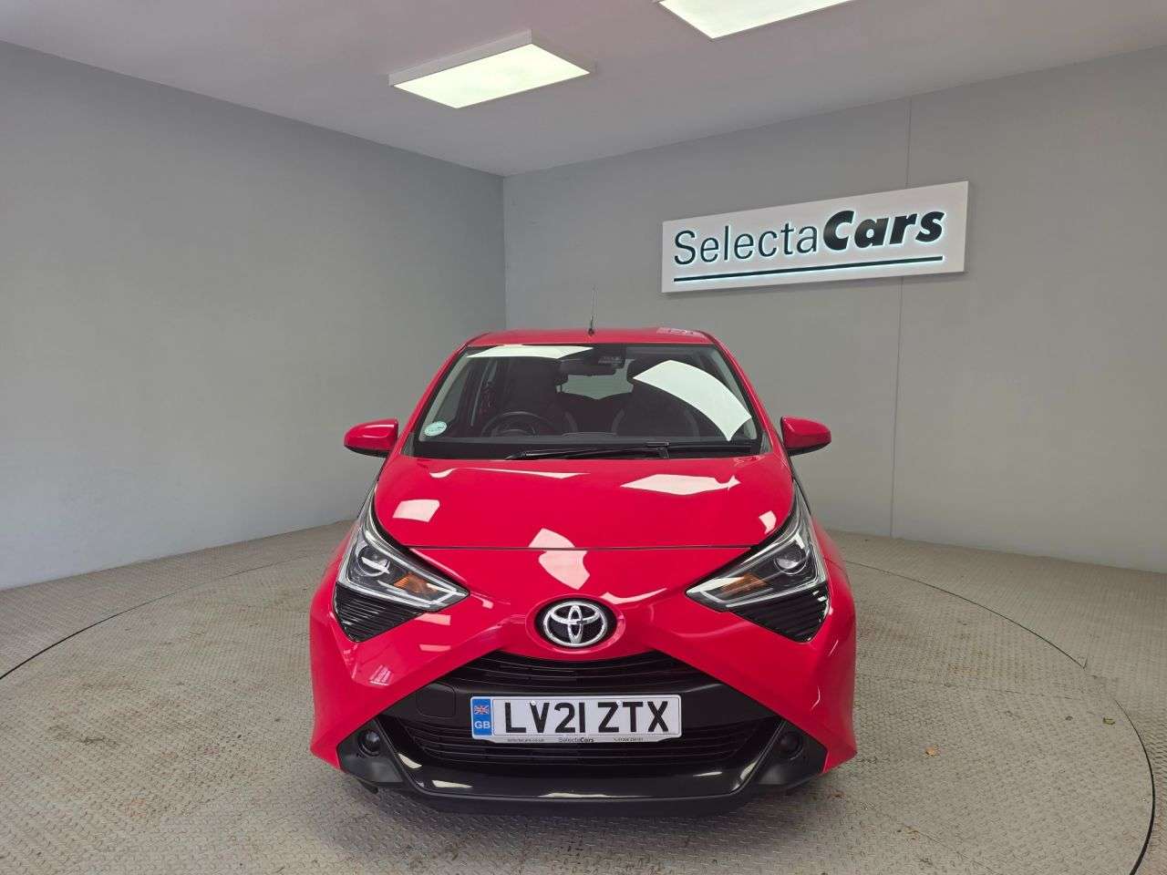 A 2021 TOYOTA AYGO 1.0 VVT-i x-play Hatchback 5dr Petrol x-shift Euro 6 (Safety Sense) (71 ps) A 2021 TOYOTA AYGO 1.0 VVT-i x-play Hatchback 5dr Petrol x-shift Euro 6 (Safety Sense) (71 ps)