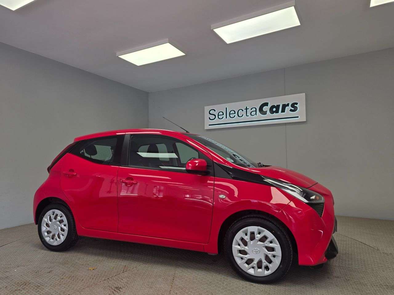 A 2021 TOYOTA AYGO 1.0 VVT-i x-play Hatchback 5dr Petrol x-shift Euro 6 (Safety Sense) (71 ps) A 2021 TOYOTA AYGO 1.0 VVT-i x-play Hatchback 5dr Petrol x-shift Euro 6 (Safety Sense) (71 ps)