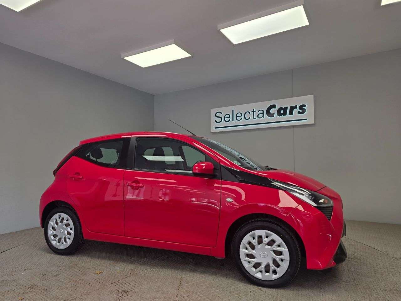 A 2021 TOYOTA AYGO 1.0 VVT-i x-play Hatchback 5dr Petrol x-shift Euro 6 (Safety Sense) (71 ps) A 2021 TOYOTA AYGO 1.0 VVT-i x-play Hatchback 5dr Petrol x-shift Euro 6 (Safety Sense) (71 ps)
