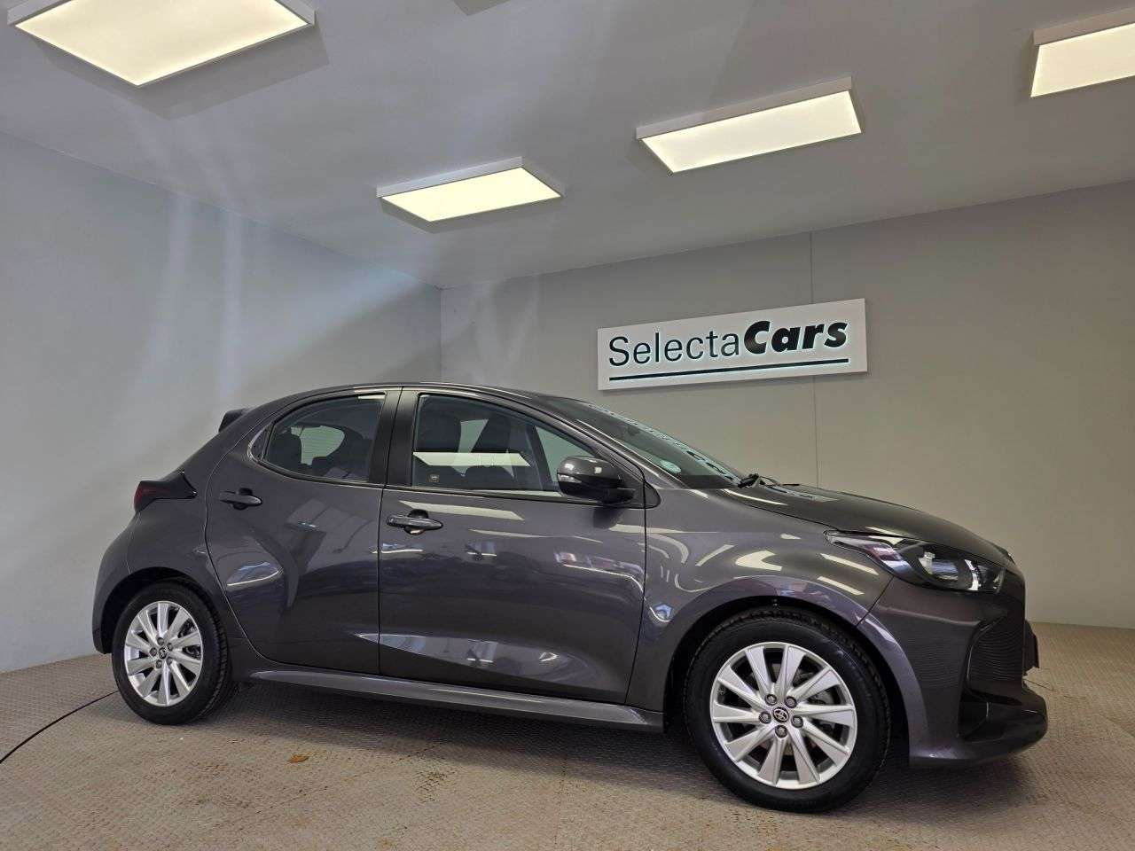 A 2022 TOYOTA YARIS 1.5 VVT-h Icon Hatchback 5dr Petrol Hybrid E-CVT Euro 6 (s/s) (116 ps) A 2022 TOYOTA YARIS 1.5 VVT-h Icon Hatchback 5dr Petrol Hybrid E-CVT Euro 6 (s/s) (116 ps)