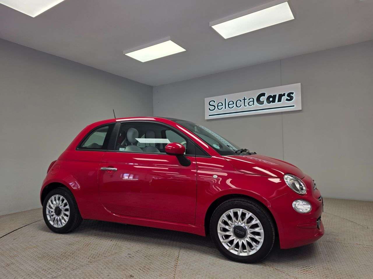 A 2020 FIAT 500 1.2 Lounge Hatchback 3dr Petrol Dualogic Euro 6 (s/s) (69 bhp) A 2020 FIAT 500 1.2 Lounge Hatchback 3dr Petrol Dualogic Euro 6 (s/s) (69 bhp)
