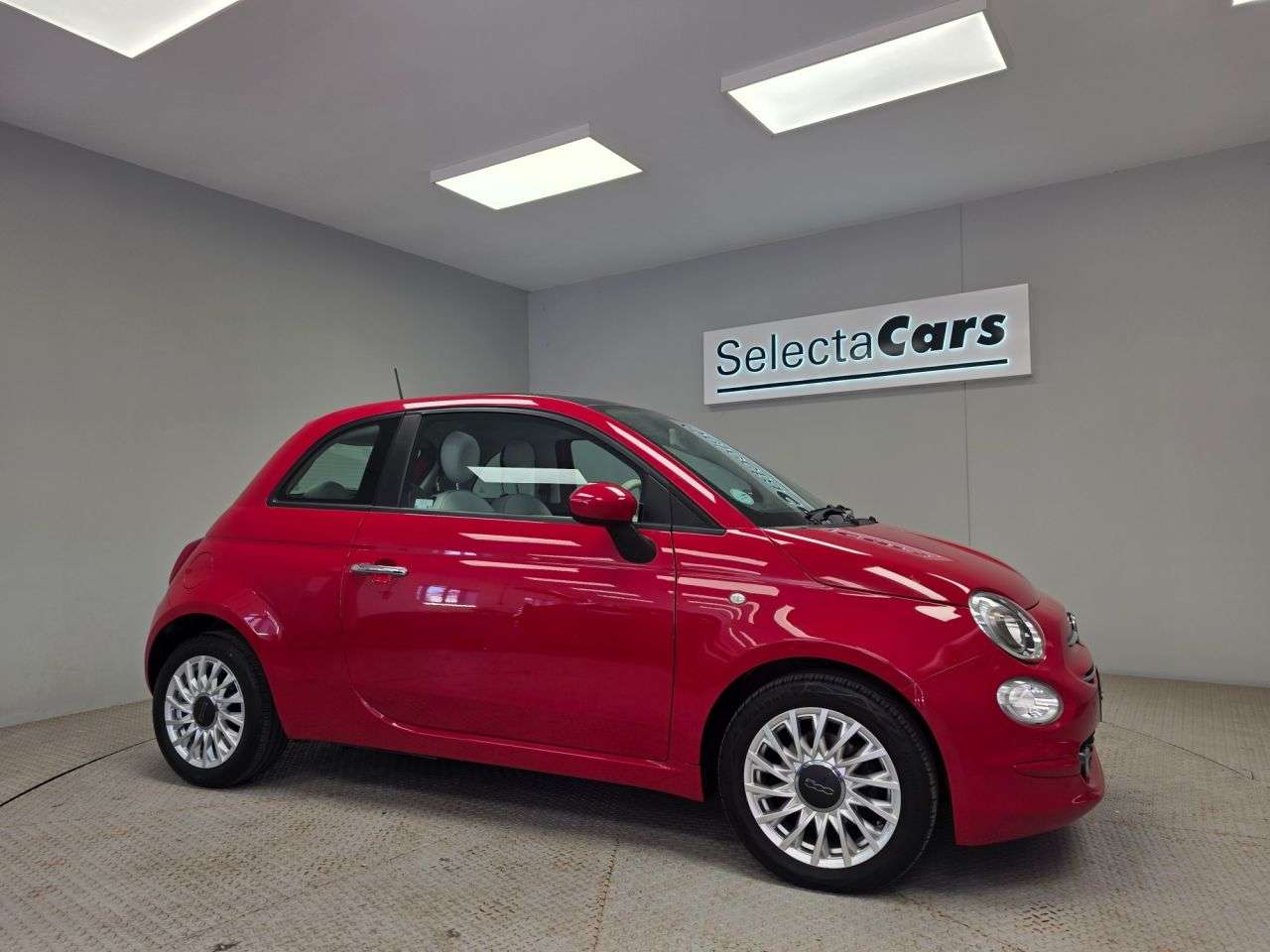 A 2020 FIAT 500 1.2 Lounge Hatchback 3dr Petrol Dualogic Euro 6 (s/s) (69 bhp) A 2020 FIAT 500 1.2 Lounge Hatchback 3dr Petrol Dualogic Euro 6 (s/s) (69 bhp)