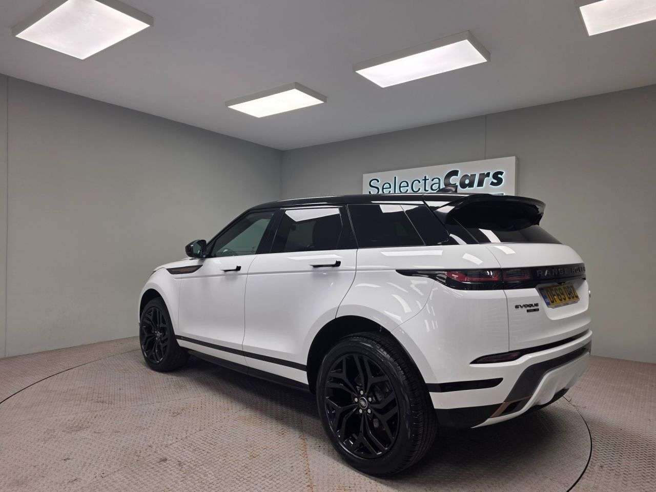 A 2019 LAND ROVER RANGE ROVER EVOQUE R-DYNAMIC SE A 2019 LAND ROVER RANGE ROVER EVOQUE R-DYNAMIC SE