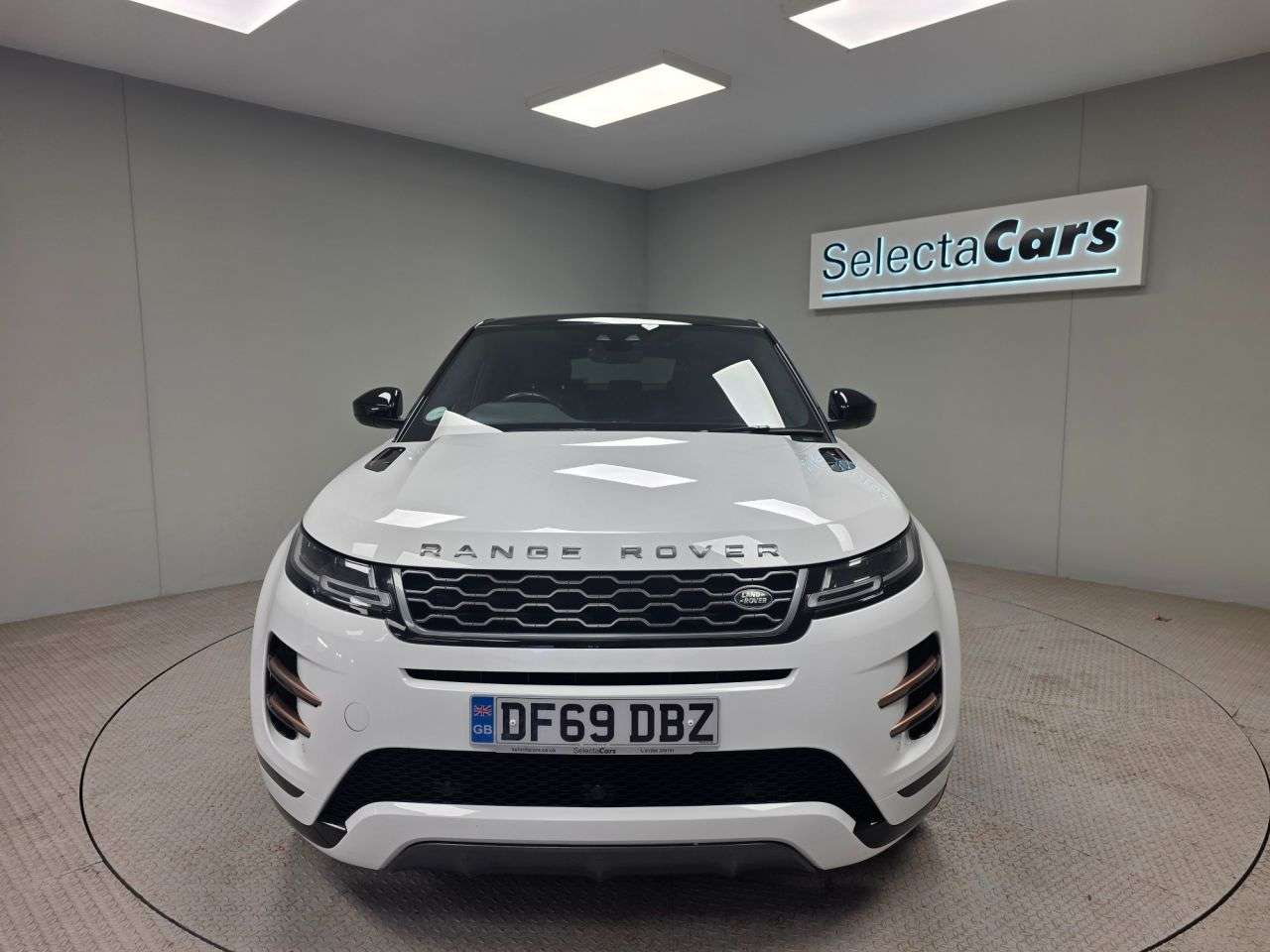 A 2019 LAND ROVER RANGE ROVER EVOQUE R-DYNAMIC SE A 2019 LAND ROVER RANGE ROVER EVOQUE R-DYNAMIC SE