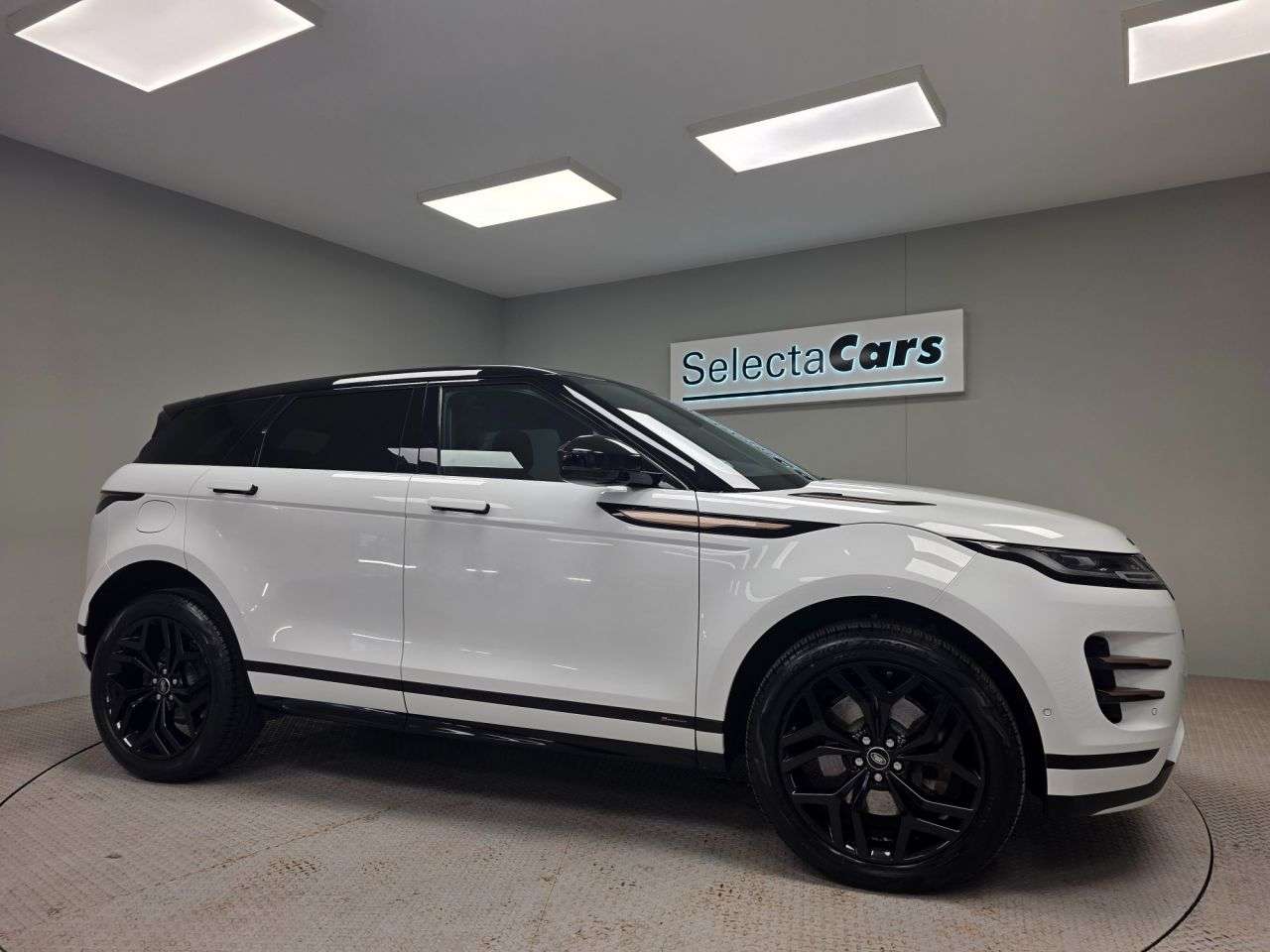 A 2019 LAND ROVER RANGE ROVER EVOQUE R-DYNAMIC SE A 2019 LAND ROVER RANGE ROVER EVOQUE R-DYNAMIC SE