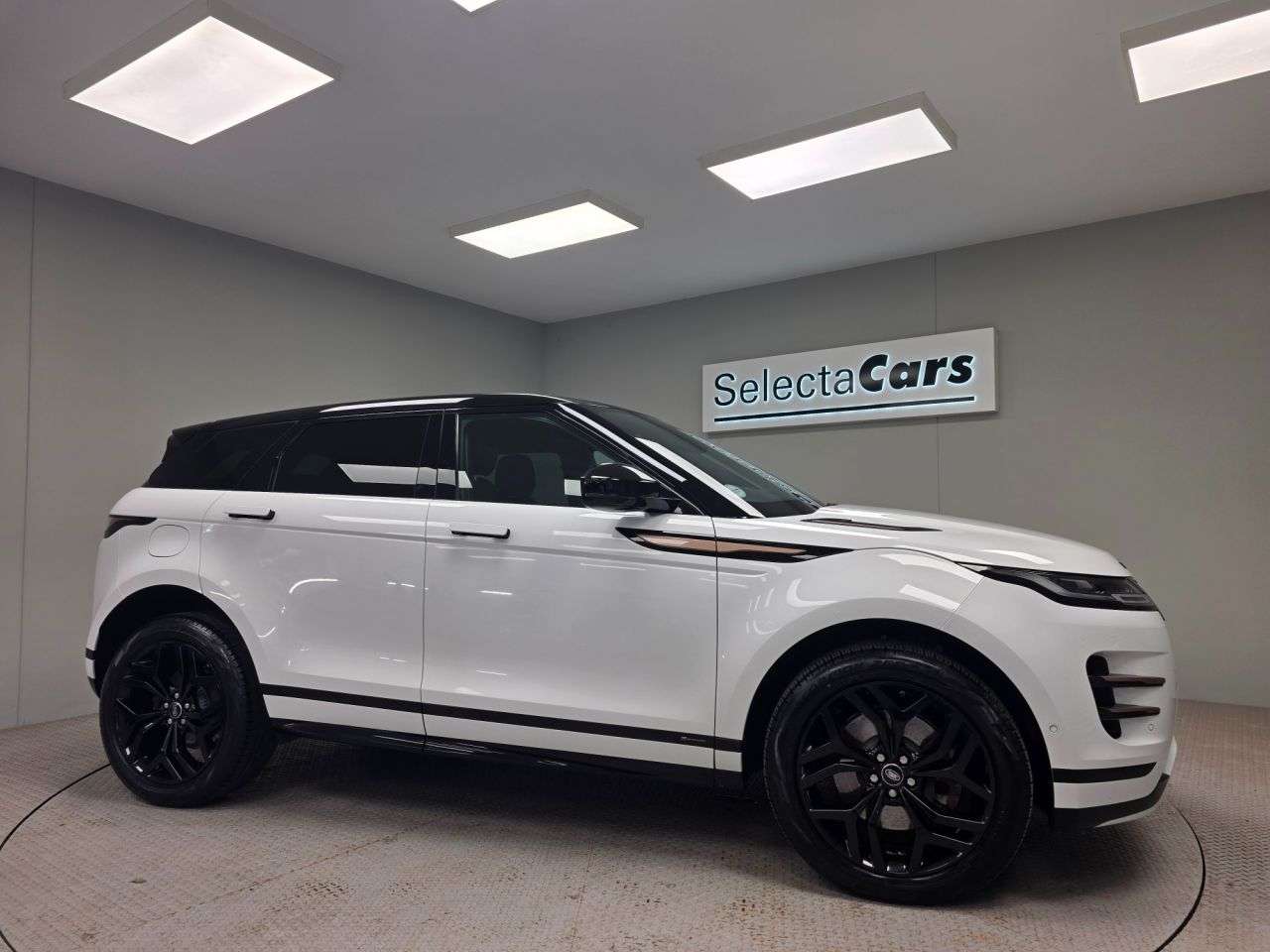 A 2019 LAND ROVER RANGE ROVER EVOQUE R-DYNAMIC SE A 2019 LAND ROVER RANGE ROVER EVOQUE R-DYNAMIC SE
