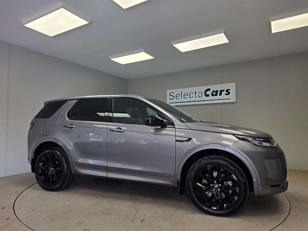 A 2020 LAND ROVER DISCOVERY SPORT 2.0 D200 MHEV R-Dynamic SE SUV 5dr Diesel Auto 4WD Euro 6 (s/s) (204 ps) A 2020 LAND ROVER DISCOVERY SPORT 2.0 D200 MHEV R-Dynamic SE SUV 5dr Diesel Auto 4WD Euro 6 (s/s) (204 ps)