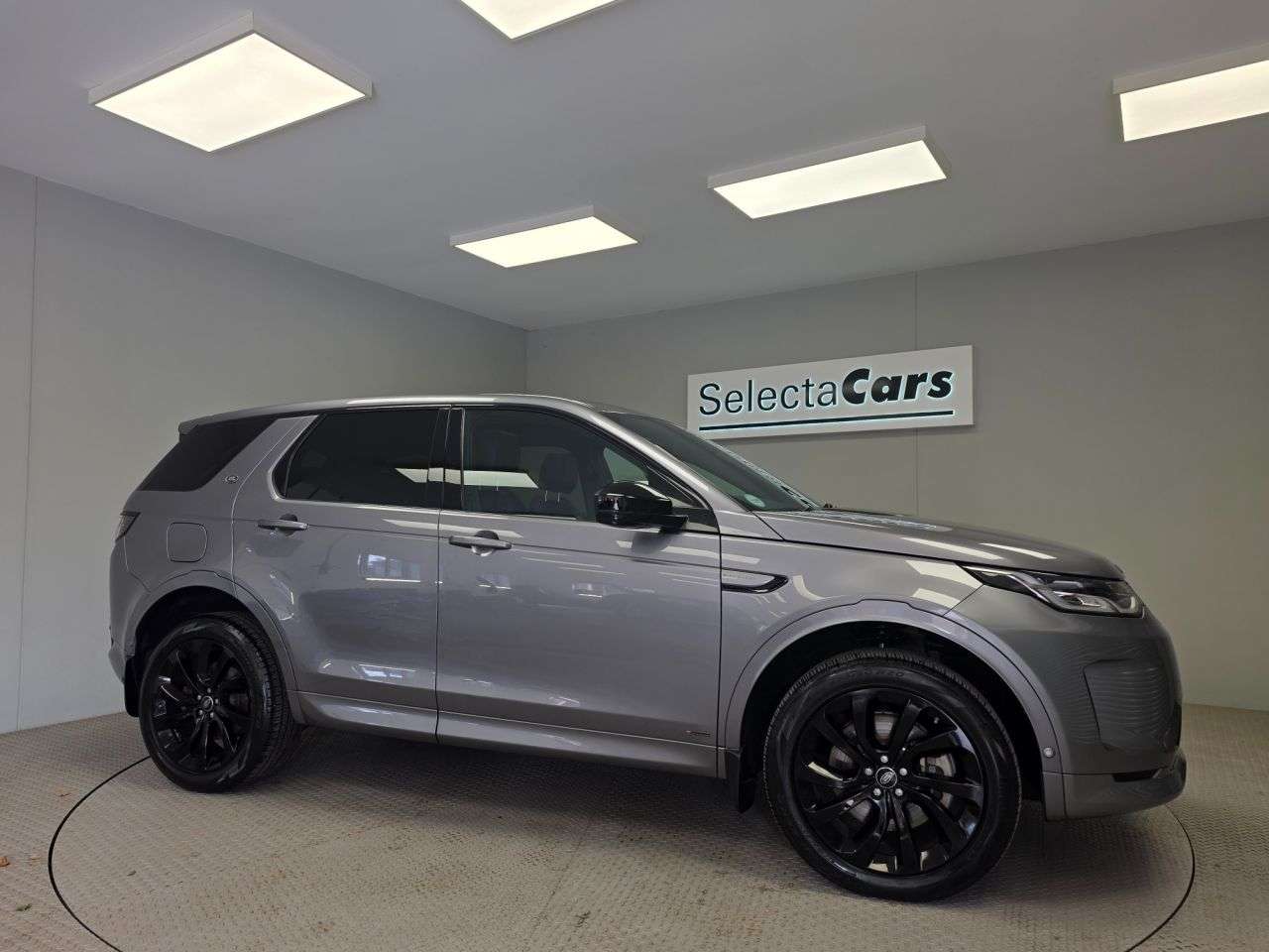 A 2020 LAND ROVER DISCOVERY SPORT 2.0 D200 MHEV R-Dynamic SE SUV 5dr Diesel Auto 4WD Euro 6 (s/s) (204 ps) A 2020 LAND ROVER DISCOVERY SPORT 2.0 D200 MHEV R-Dynamic SE SUV 5dr Diesel Auto 4WD Euro 6 (s/s) (204 ps)