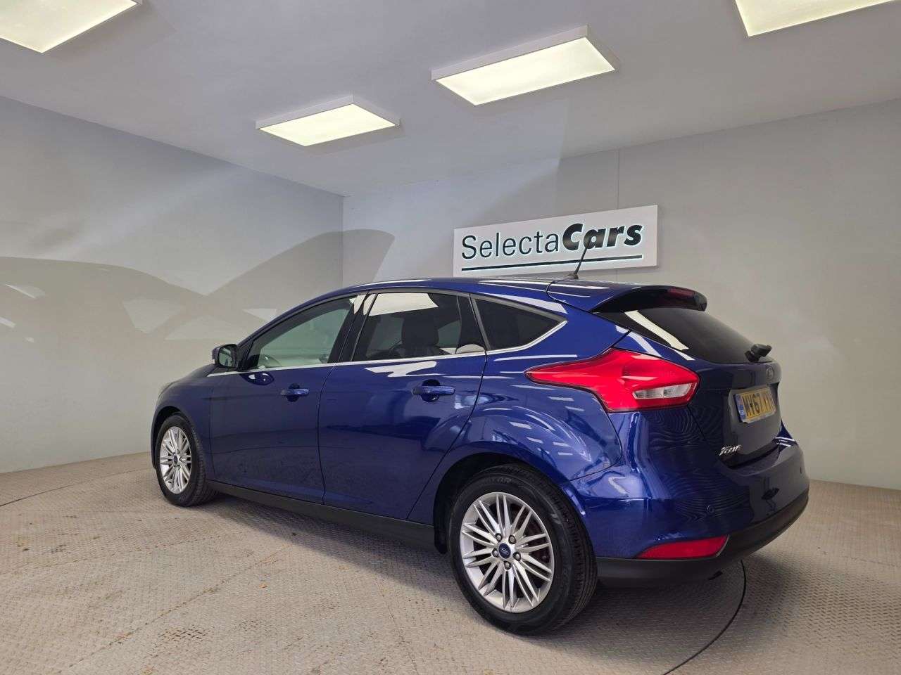 A 2017 FORD FOCUS 1.0T EcoBoost Zetec Edition Hatchback 5dr Petrol Manual Euro 6 (s/s) (125 p A 2017 FORD FOCUS 1.0T EcoBoost Zetec Edition Hatchback 5dr Petrol Manual Euro 6 (s/s) (125 p