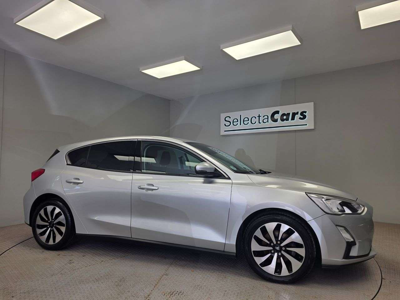 A 2019 FORD FOCUS 1.0T EcoBoost Zetec Hatchback 5dr Petrol Manual Euro 6 (s/s) (100 ps) A 2019 FORD FOCUS 1.0T EcoBoost Zetec Hatchback 5dr Petrol Manual Euro 6 (s/s) (100 ps)