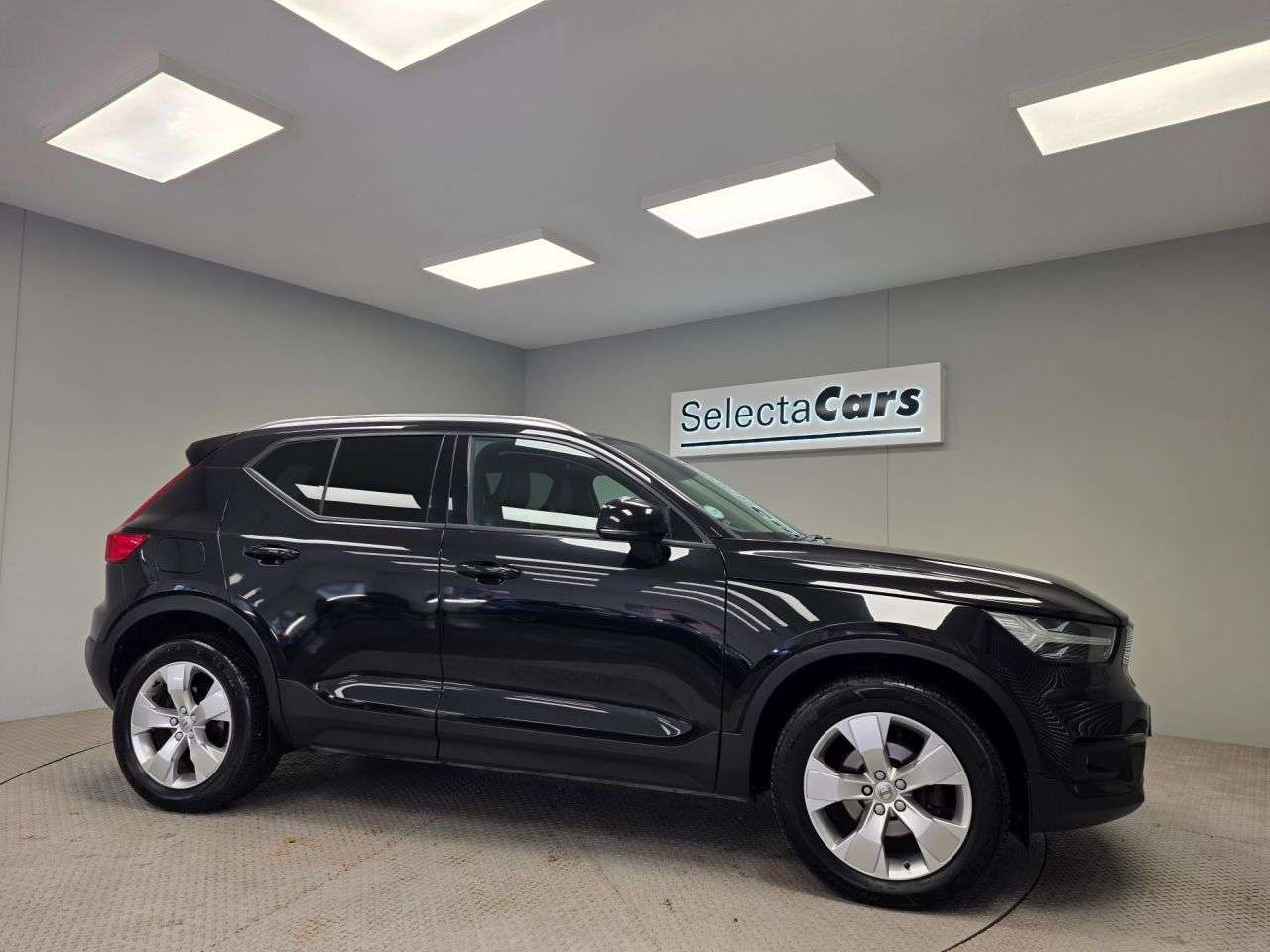 A 2019 VOLVO XC40 1.5 T3 Momentum Pro SUV 5dr Petrol Auto Euro 6 (s/s) (163 ps) A 2019 VOLVO XC40 1.5 T3 Momentum Pro SUV 5dr Petrol Auto Euro 6 (s/s) (163 ps)