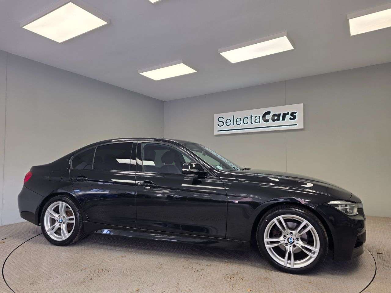 A 2018 BMW 3 SERIES 2.0 320d M Sport Saloon 4dr Diesel Manual Euro 6 (s/s) (190 ps) A 2018 BMW 3 SERIES 2.0 320d M Sport Saloon 4dr Diesel Manual Euro 6 (s/s) (190 ps)