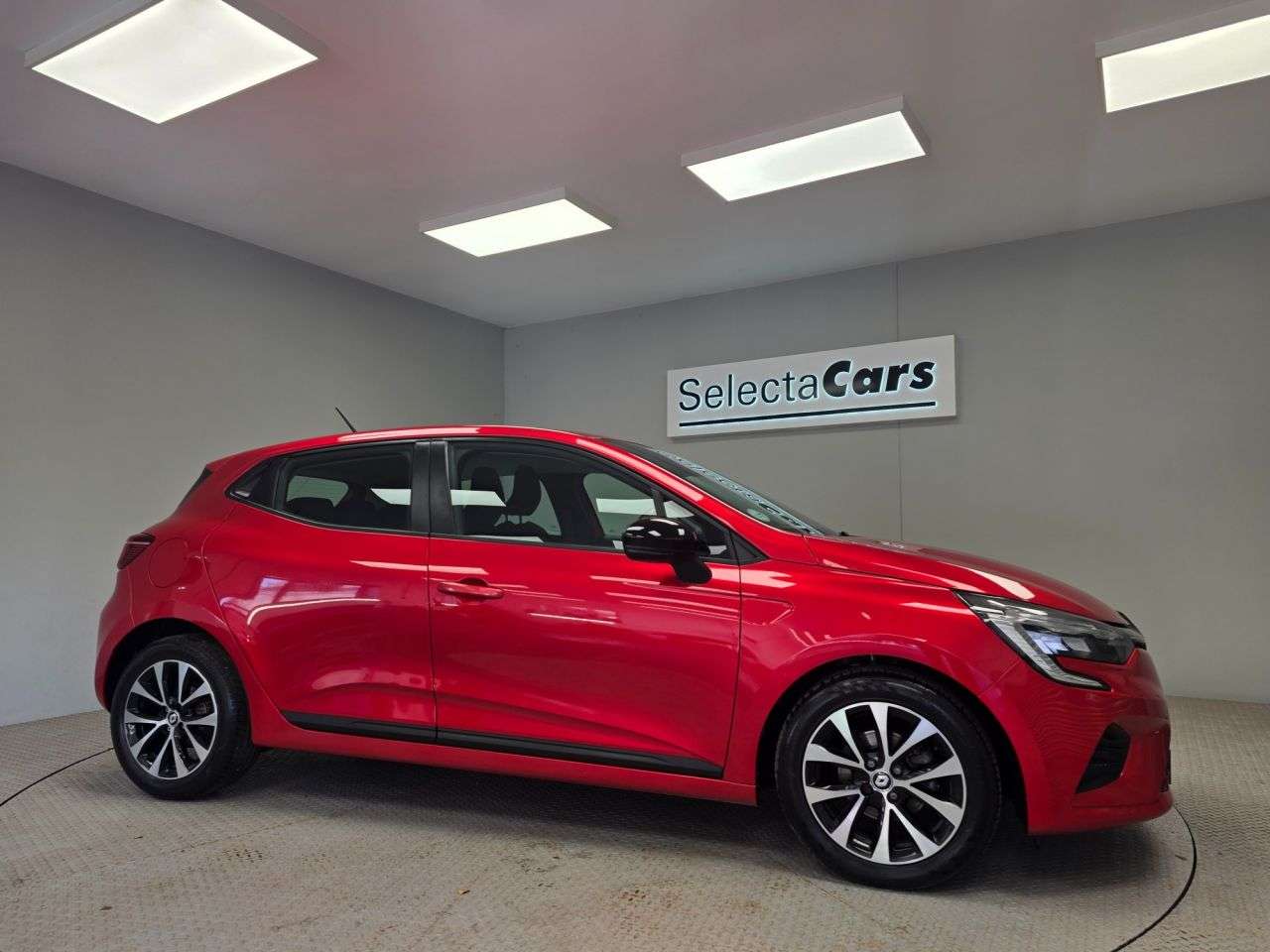 A 2022 RENAULT CLIO 1.0 TCe Evolution Hatchback 5dr Petrol Manual Euro 6 (s/s) (90 ps) A 2022 RENAULT CLIO 1.0 TCe Evolution Hatchback 5dr Petrol Manual Euro 6 (s/s) (90 ps)