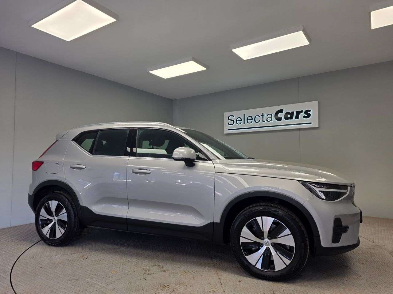 A 2022 VOLVO XC40 1.5h T4 Recharge 10.7kWh Core SUV 5dr Petrol Plug-in Hybrid Auto Euro 6 (s/ A 2022 VOLVO XC40 1.5h T4 Recharge 10.7kWh Core SUV 5dr Petrol Plug-in Hybrid Auto Euro 6 (s/