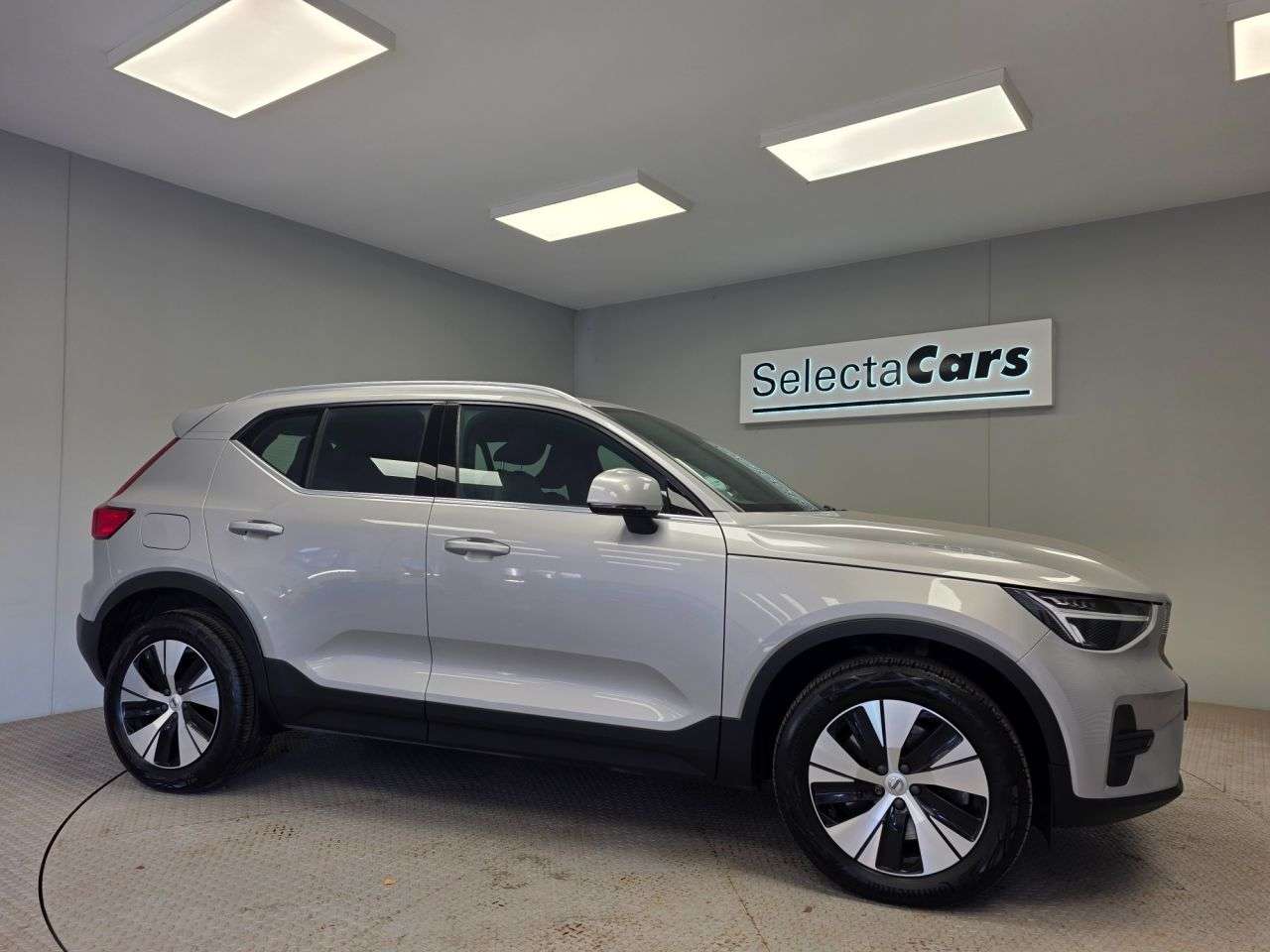 A 2022 VOLVO XC40 1.5h T4 Recharge 10.7kWh Core SUV 5dr Petrol Plug-in Hybrid Auto Euro 6 (s/ A 2022 VOLVO XC40 1.5h T4 Recharge 10.7kWh Core SUV 5dr Petrol Plug-in Hybrid Auto Euro 6 (s/