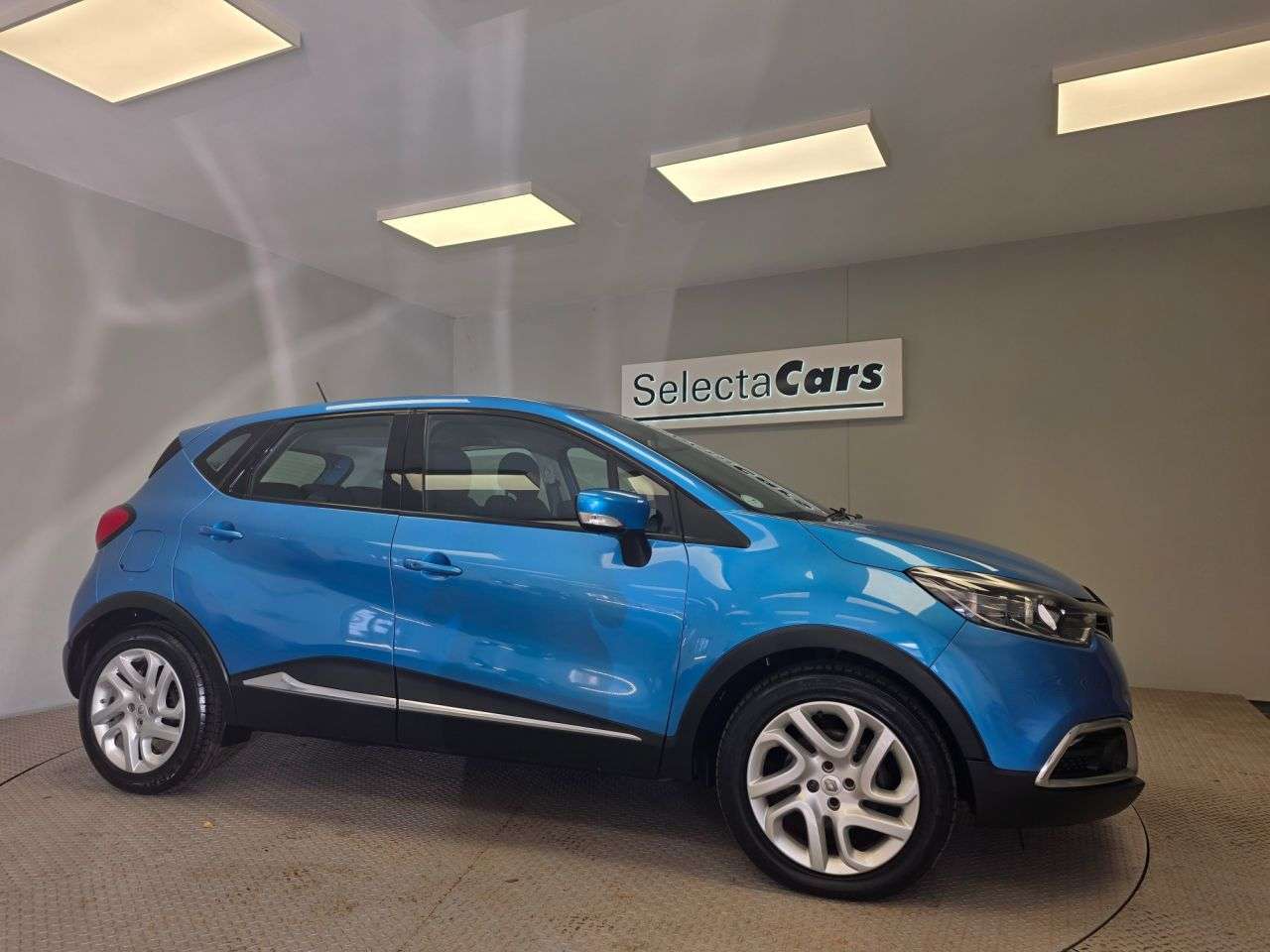 A 2015 RENAULT CAPTUR 1.5 dCi ENERGY Dynamique MediaNav SUV 5dr Diesel Manual Euro 5 (s/s) (90 ps A 2015 RENAULT CAPTUR 1.5 dCi ENERGY Dynamique MediaNav SUV 5dr Diesel Manual Euro 5 (s/s) (90 ps