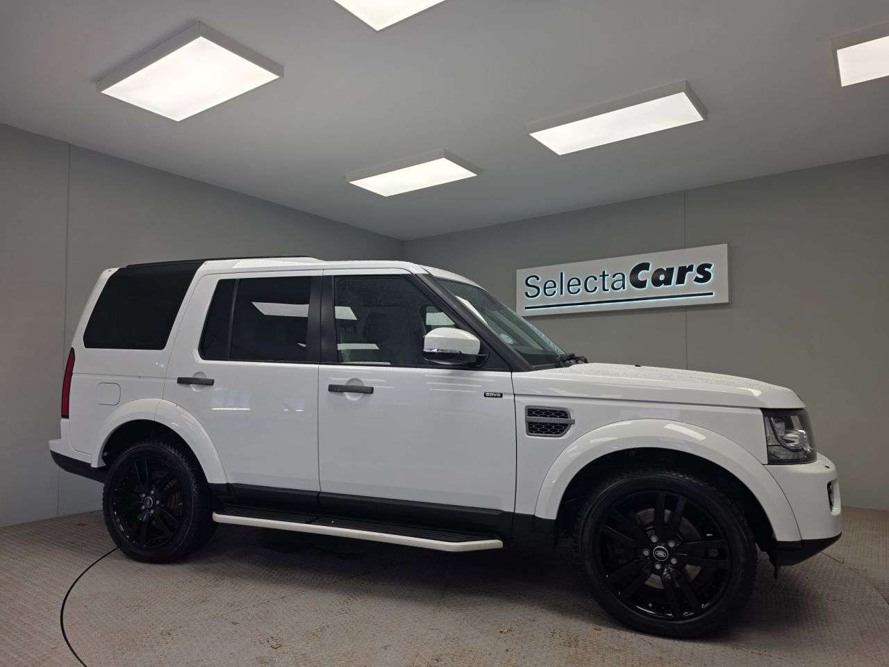 A 2015 LAND ROVER DISCOVERY 4 3.0 SD V6 SE Tech SUV 5dr Diesel Auto 4WD Euro 5 (s/s) (255 bhp) A 2015 LAND ROVER DISCOVERY 4 3.0 SD V6 SE Tech SUV 5dr Diesel Auto 4WD Euro 5 (s/s) (255 bhp)