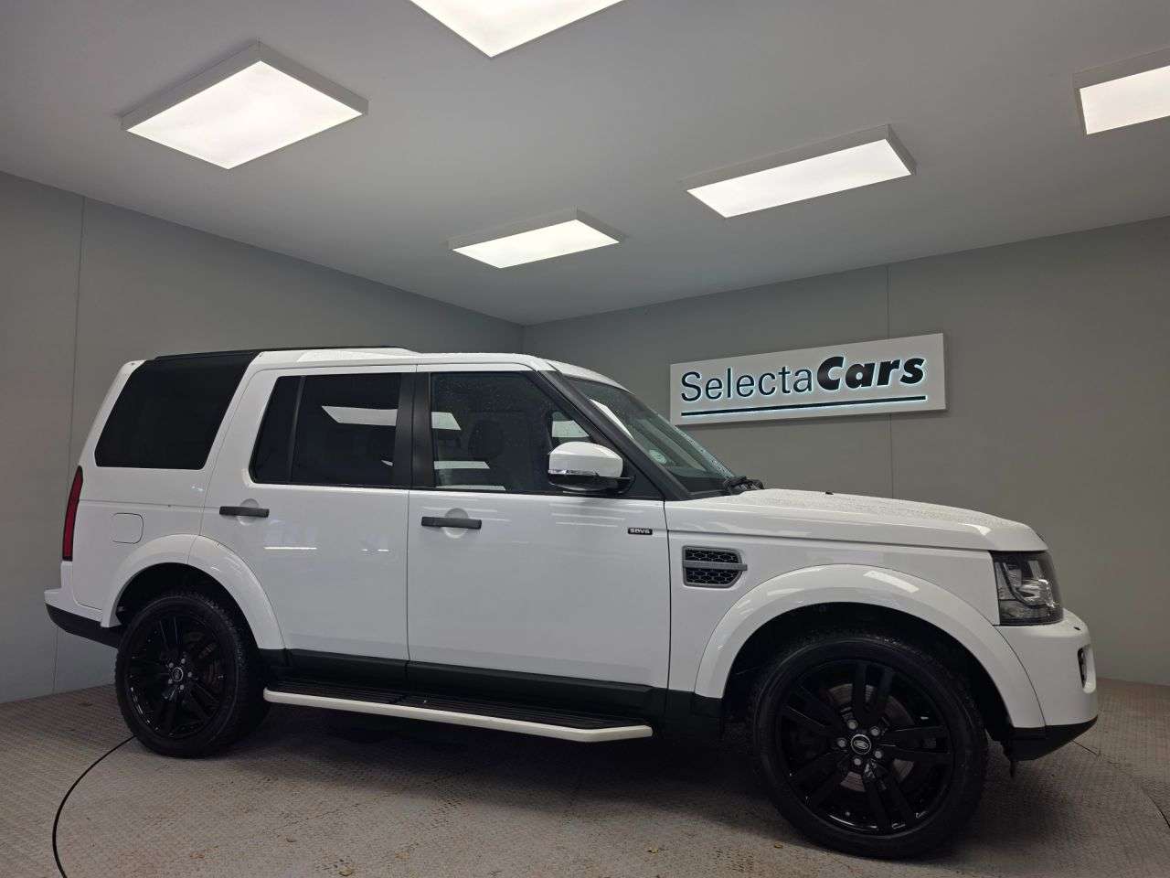A 2015 LAND ROVER DISCOVERY 4 3.0 SD V6 SE Tech SUV 5dr Diesel Auto 4WD Euro 5 (s/s) (255 bhp) A 2015 LAND ROVER DISCOVERY 4 3.0 SD V6 SE Tech SUV 5dr Diesel Auto 4WD Euro 5 (s/s) (255 bhp)