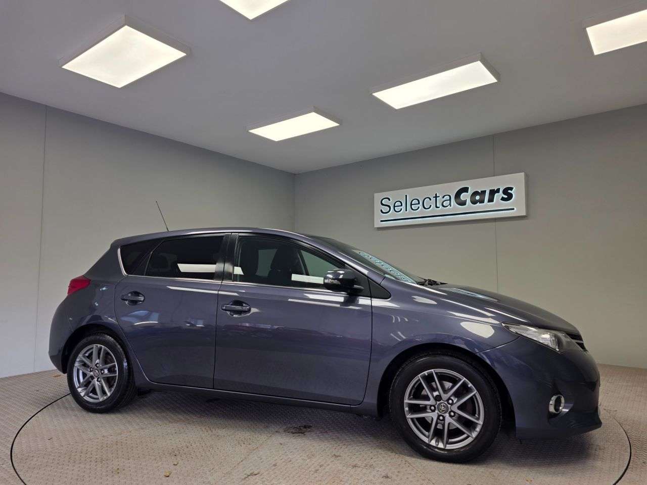 A 2015 TOYOTA AURIS 1.6 V-Matic Icon Plus Hatchback 5dr Petrol Multidrive S Euro 5 (132 ps) A 2015 TOYOTA AURIS 1.6 V-Matic Icon Plus Hatchback 5dr Petrol Multidrive S Euro 5 (132 ps)