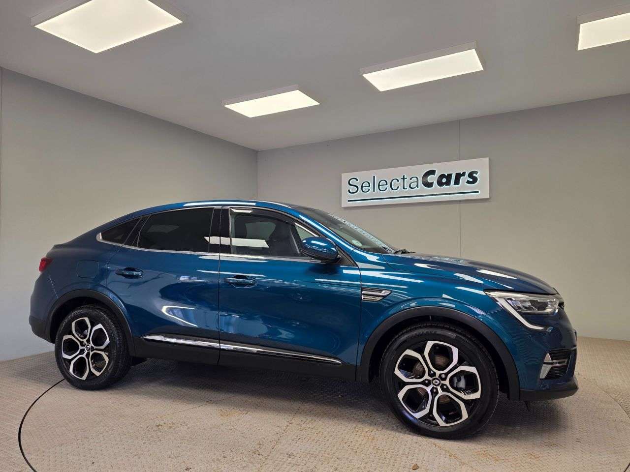 A 2022 RENAULT ARKANA 1.6 E-TECH S Edition SUV 5dr Petrol Hybrid Auto 2WD Euro 6 (s/s) (145 bhp) A 2022 RENAULT ARKANA 1.6 E-TECH S Edition SUV 5dr Petrol Hybrid Auto 2WD Euro 6 (s/s) (145 bhp)