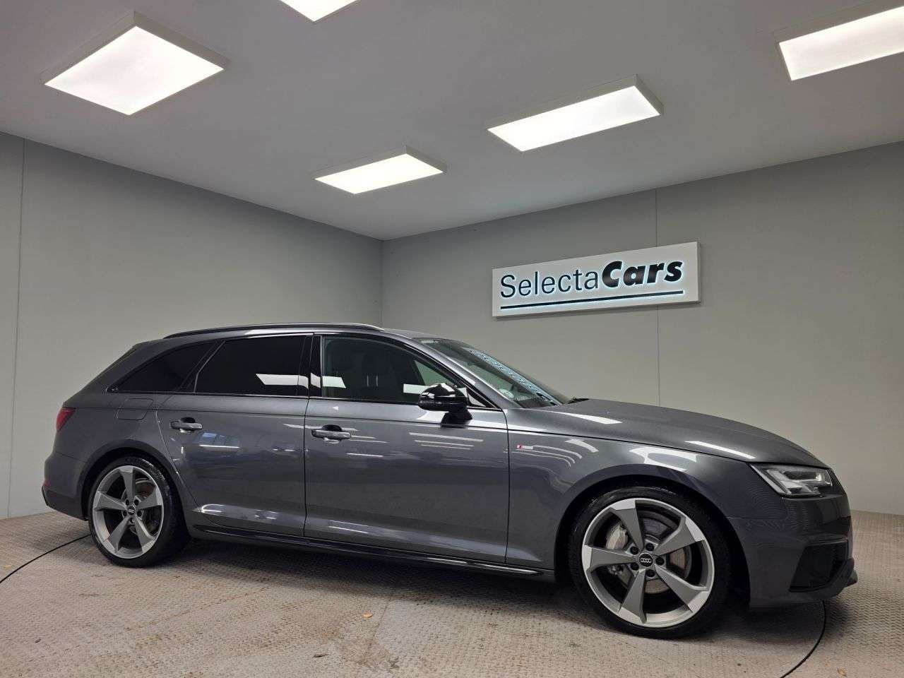 A 2019 AUDI A4 AVANT 2.0 TDI 40 Black Edition Estate 5dr Diesel S Tronic Euro 6 (s/s) (190 ps) A 2019 AUDI A4 AVANT 2.0 TDI 40 Black Edition Estate 5dr Diesel S Tronic Euro 6 (s/s) (190 ps)