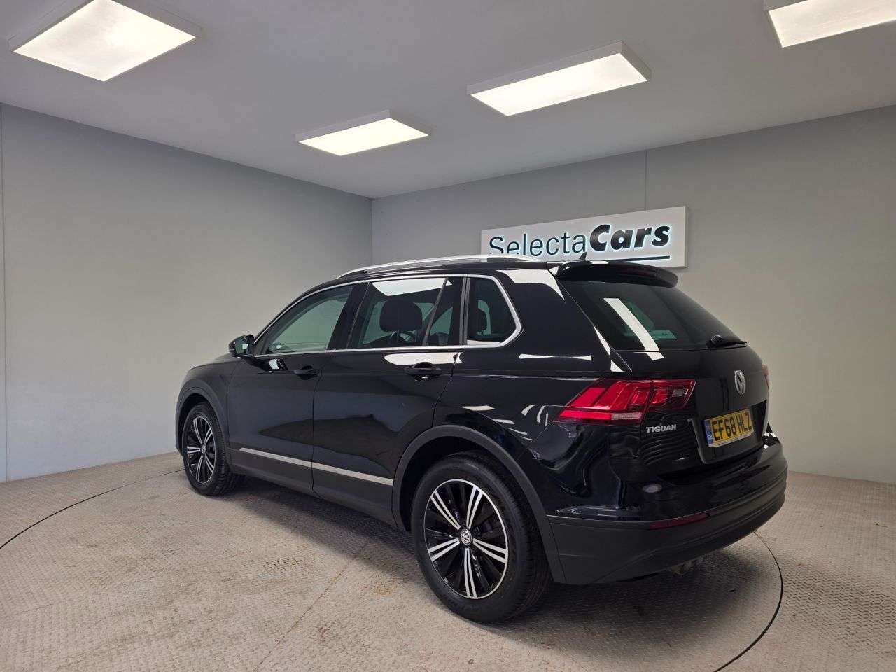 A 2018 VOLKSWAGEN TIGUAN 2.0 TDI SE Navigation SUV 5dr Diesel Manual Euro 6 (s/s) (150 ps) A 2018 VOLKSWAGEN TIGUAN 2.0 TDI SE Navigation SUV 5dr Diesel Manual Euro 6 (s/s) (150 ps)