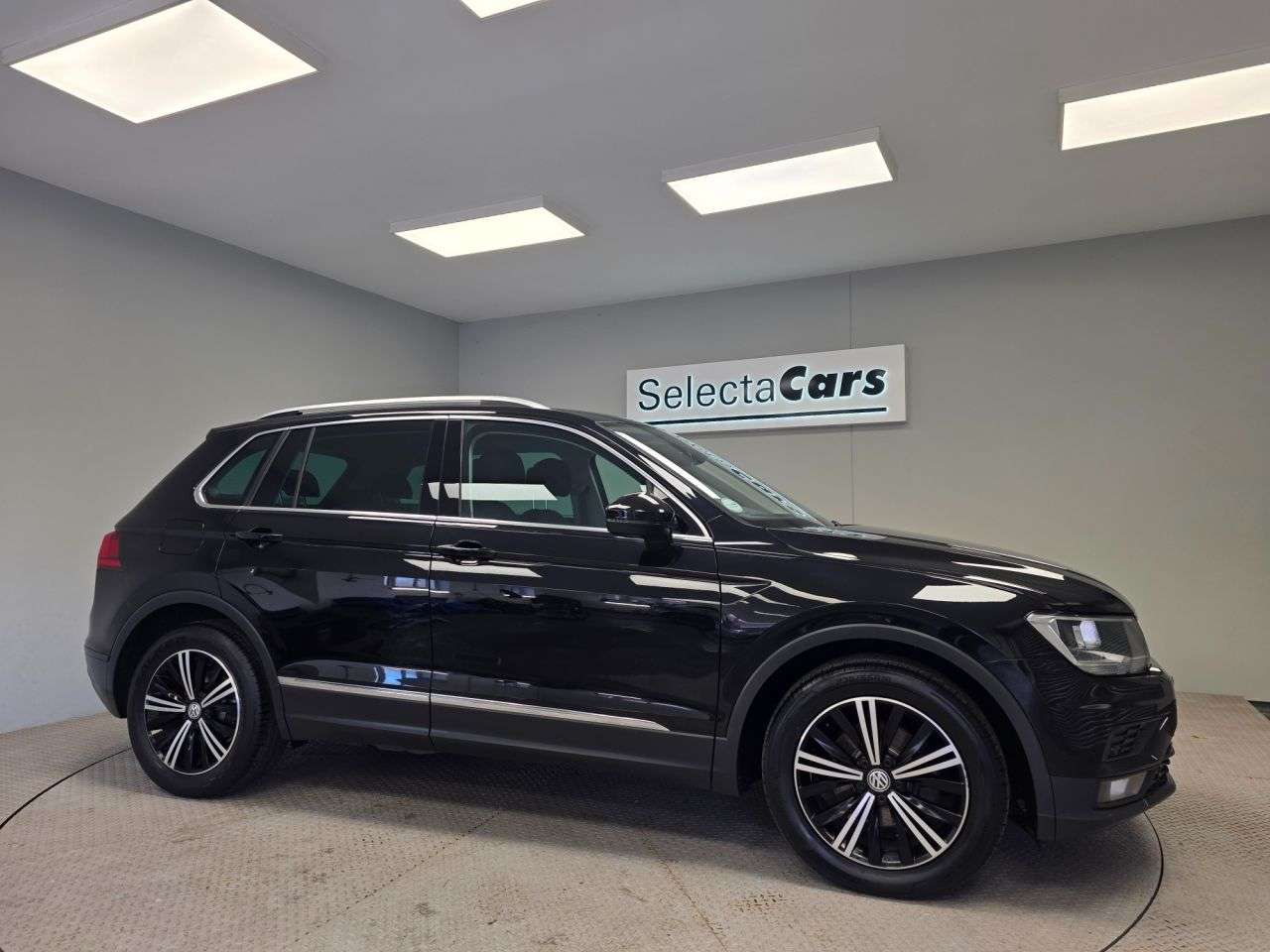 A 2018 VOLKSWAGEN TIGUAN 2.0 TDI SE Navigation SUV 5dr Diesel Manual Euro 6 (s/s) (150 ps) A 2018 VOLKSWAGEN TIGUAN 2.0 TDI SE Navigation SUV 5dr Diesel Manual Euro 6 (s/s) (150 ps)