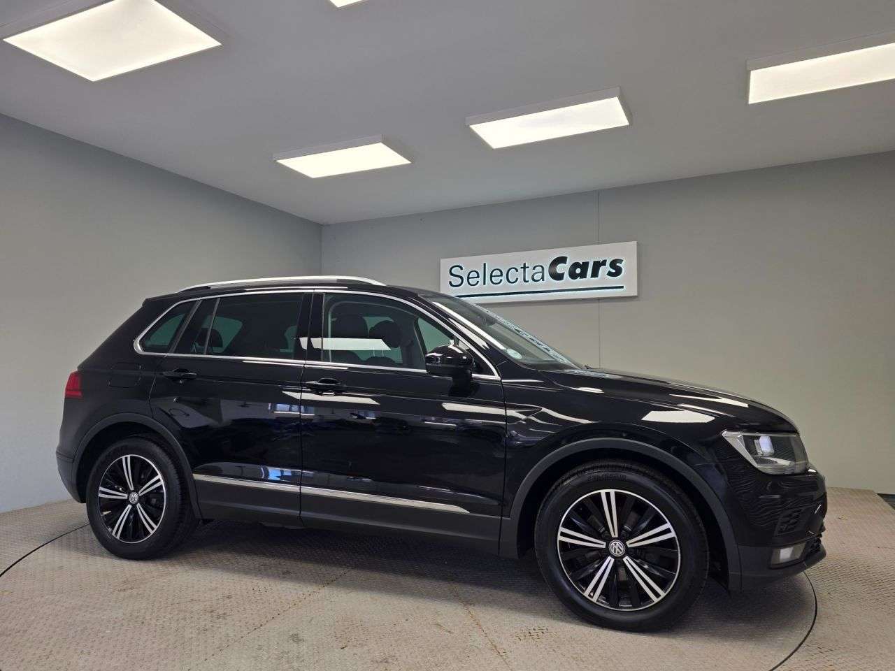 A 2018 VOLKSWAGEN TIGUAN 2.0 TDI SE Navigation SUV 5dr Diesel Manual Euro 6 (s/s) (150 ps) A 2018 VOLKSWAGEN TIGUAN 2.0 TDI SE Navigation SUV 5dr Diesel Manual Euro 6 (s/s) (150 ps)
