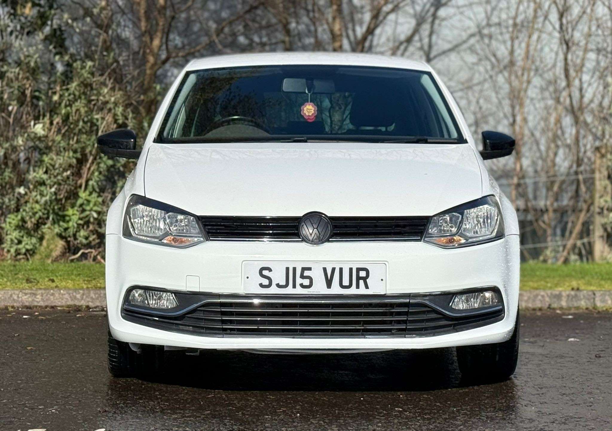 A 2015 VOLKSWAGEN POLO 1.0 BlueMotion Tech SE Design Hatchback 5dr Petrol Manual Euro 6 (s/s) (60 ps) A 2015 VOLKSWAGEN POLO 1.0 BlueMotion Tech SE Design Hatchback 5dr Petrol Manual Euro 6 (s/s) (60 ps)