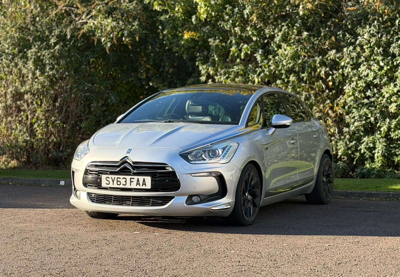 A 2013 CITROEN DS5 2.0 h e-HDi Airdream DSport Hatchback 5dr Diesel Hybrid EGS6 4WD Euro 5 (s/s) (200 ps) A 2013 CITROEN DS5 2.0 h e-HDi Airdream DSport Hatchback 5dr Diesel Hybrid EGS6 4WD Euro 5 (s/s) (200 ps)